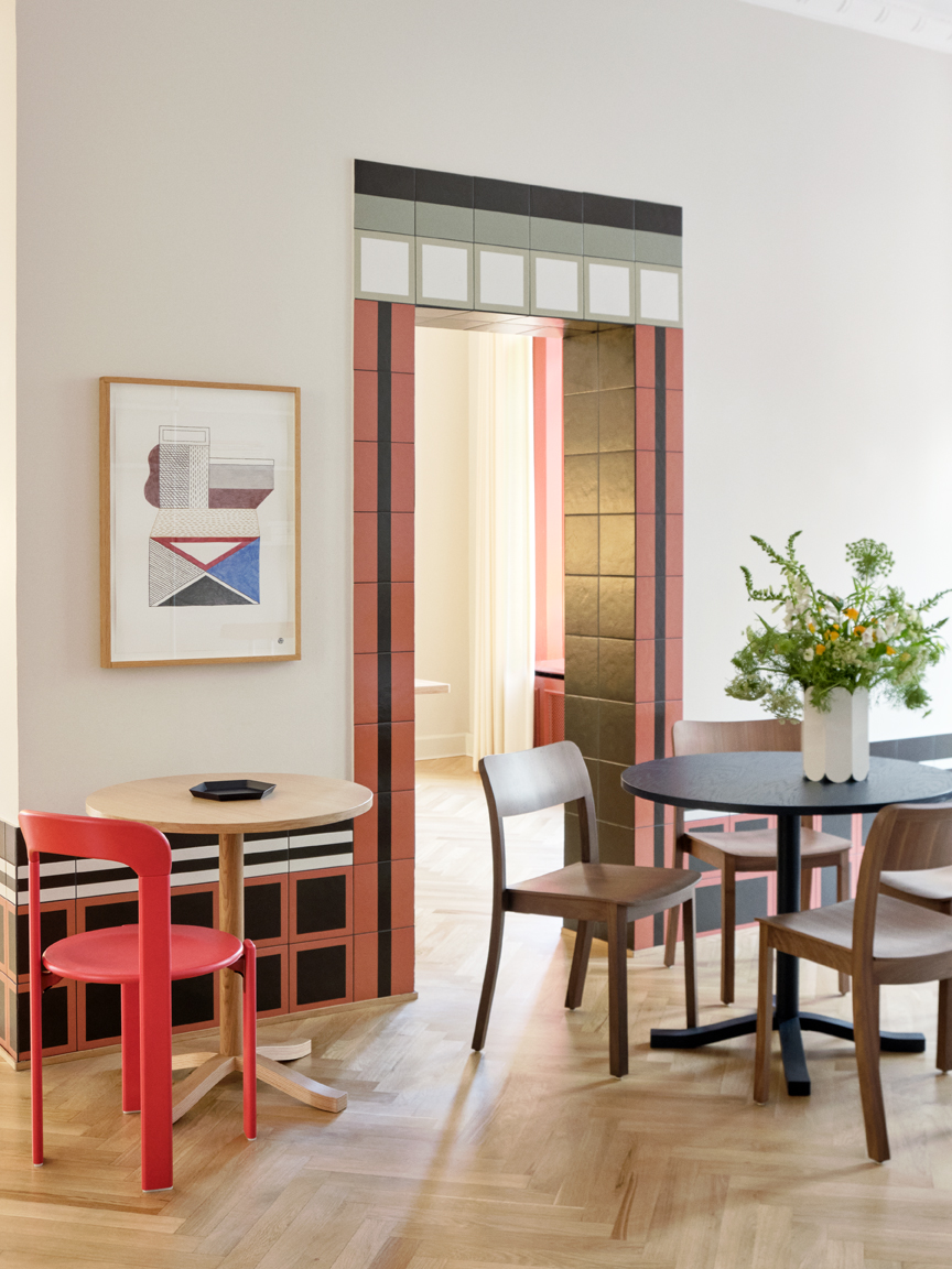 3-Days-of-Design-2022_Rey-Chair_Pastis-Table_Pastis-Chair_Arcs-Vase.jpg